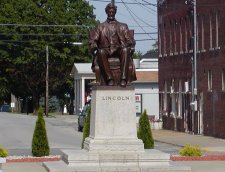 The Lincoln monument in the square at Hodgenville, KY.
